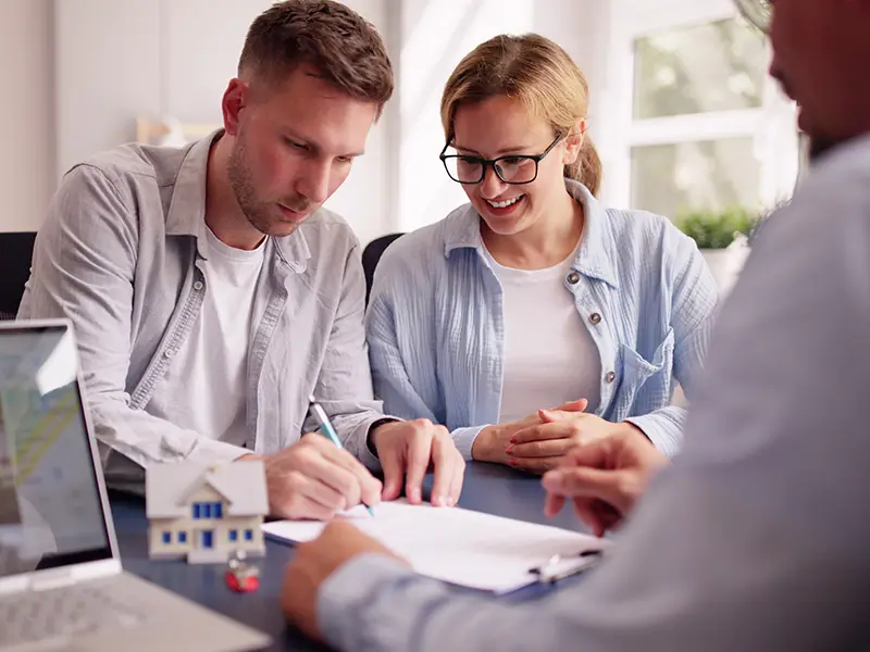 Un couple signant un contrat d'achat