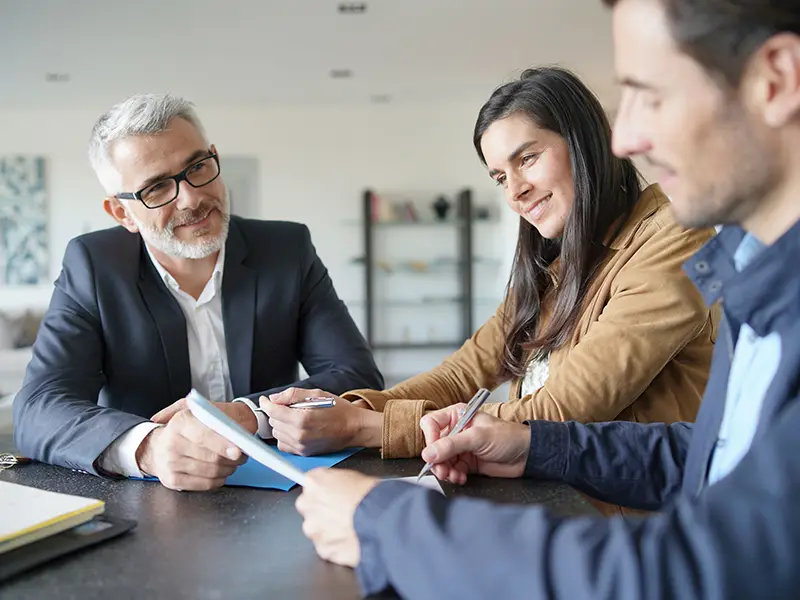 Un couple signant un contrat de vente